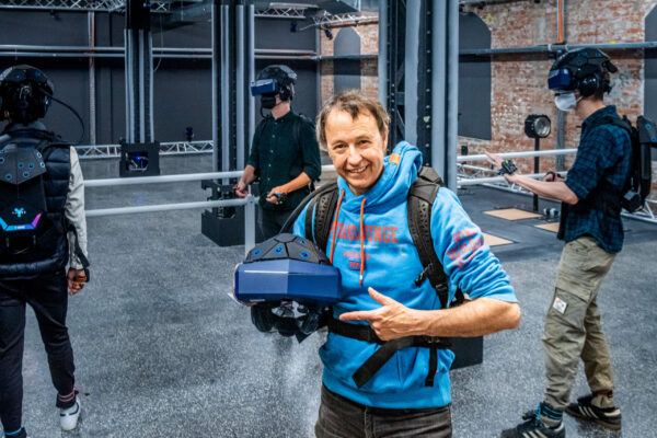 Frederik Braun Frederik Braun, Gründer des Miniatur Wunderlandes, mit dem VR-Helm von YULLBE WUNDERLAND