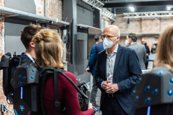 Dr. Peter Tschentscher im Gespräch mit den ersten Gästen von YULLBE WUNDERLAND