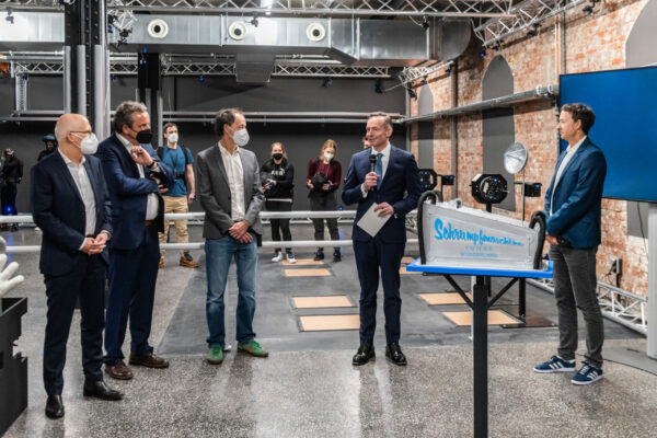 Dr. Peter Tschentscher, Michael Mack, Gerrit und Frederik Braun, (v.l.n.r.) hören der Ansprache von Dr. Volker Wissing zu.